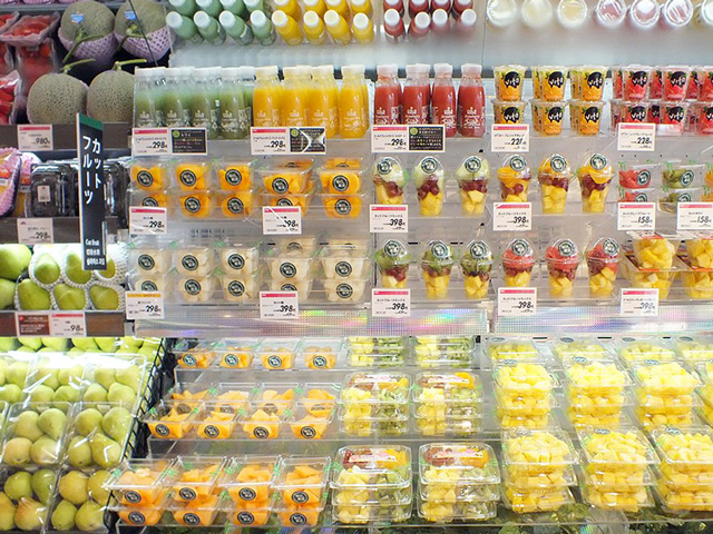 Seasonal sliced fruits